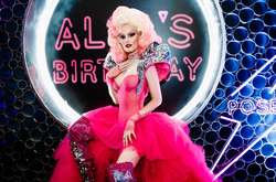 Розовый парик и яркое платье: Алла Костромичева в день своего рождения кардинально сменила образ 