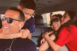 Дженнифер Лопес отдохнула с детьми возле бассейна