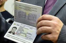 Два роки безвізу: майже дев’ять мільйонів українців отримали біометричні паспорти 