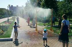 Пекельна спека у Києві: де у місті встановлено охолоджуючі рамки (список)