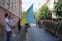 Як Чернівці зустріли десантників, які повернулися з війни: фоторепортаж 