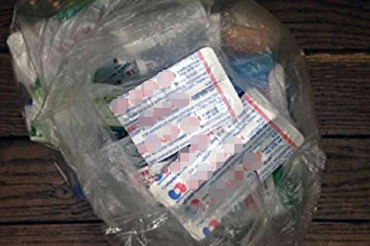 У пасажира київської підземки виявили торбу наркотиків (фото)