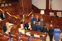 8 червня на екстрено скликаному засіданні парламенту Республіки Молдова сформовано правлячу коаліцію за участі проросійської Партії соціалістів і проєвропейським політичним блоком ACUM