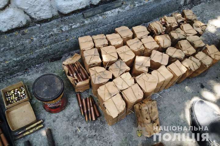 На Запоріжжі поліцейські під час обшуку виявили арсенал зброї