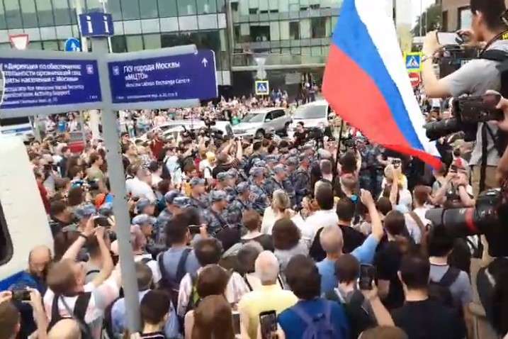 На марші на підтримку Голунова у Москві поліція затримала понад 200 осіб