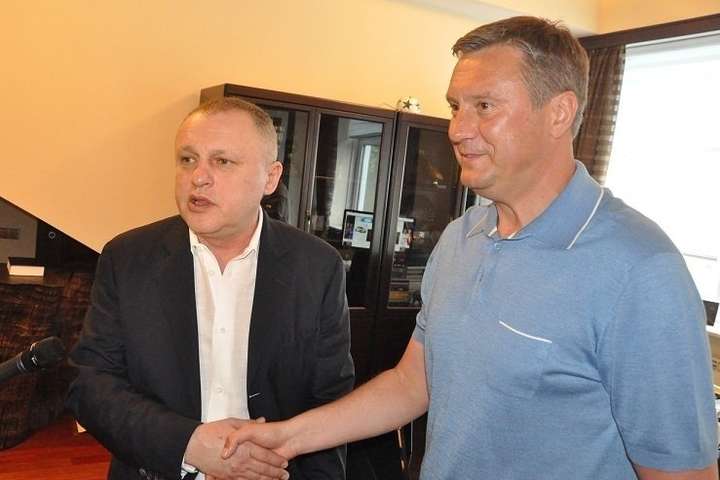 Ігор Суркіс твердо вірить у тренерський геній Олександра Хацкевича - Тренер Хацкевич, або Зручні капці пана Суркіса