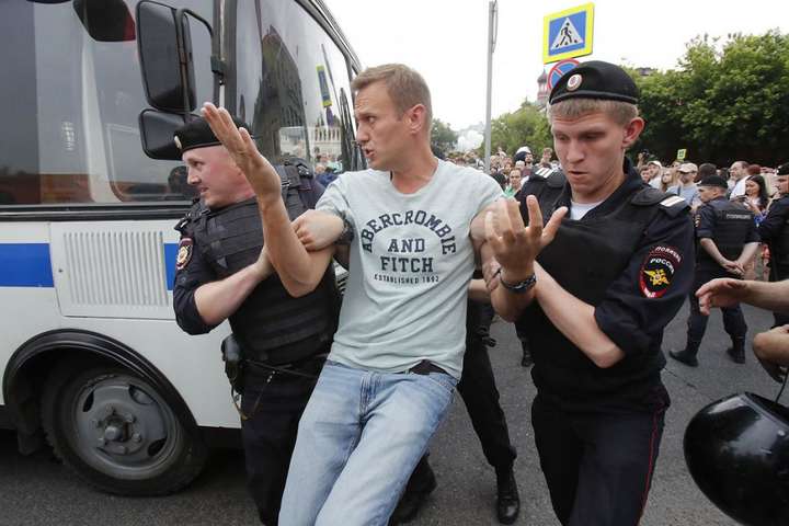 У Москві спецпризначенці затримали опозиціонера Навального (відео)