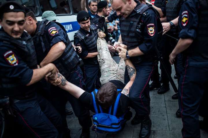 Міятович вимагає від Росії звільнити затриманих під час маршу в Москві