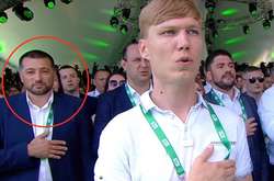 На з'їзді «Слуги народу» був присутній підприємець з Коблево Олексій Осипенко. Його можуть зняти з виборів