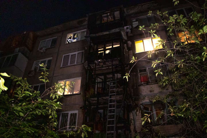 Велика пожежа у будинку в Києві: дотла вигоріли чотири балкони (фото, відео)