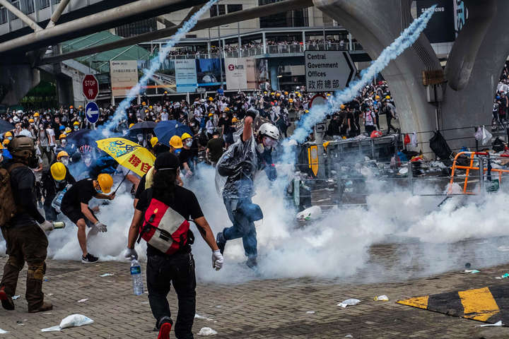 Масштабні протести у Гонконзі продовжуються: вже 72 постраждалих через силовий розгін