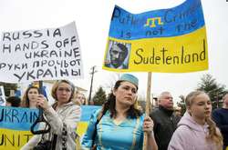 Акція біля посольства Росії у США проти російської агресії щодо України. Вашингтон, 2 березня 2014 року