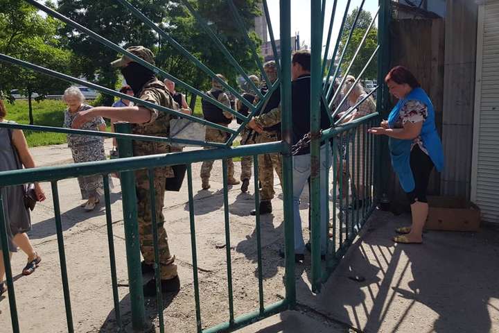 Російські силовики з автоматами заблокували ринок в окупованому Сімферополі (фото, відео)