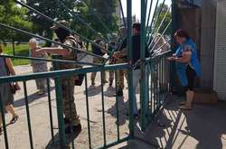 Російські силовики з автоматами заблокували ринок в окупованому Сімферополі (фото, відео)