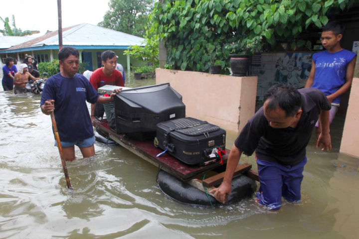 В Індонезії десятки тисяч людей залишили домівки через повені