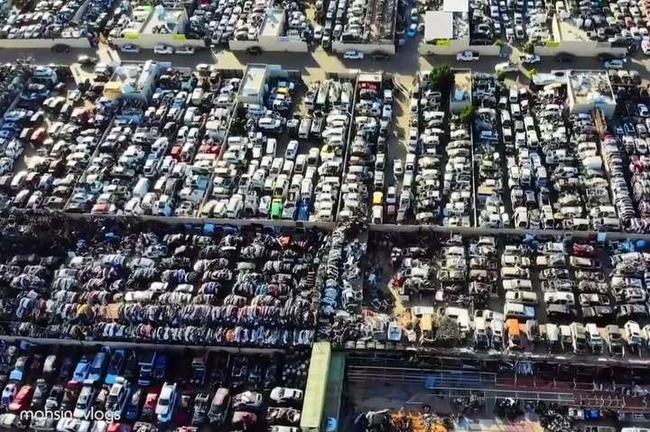Кладбище суперкаров: в пустыне ОАЭ пылятся тысячи роскошных авто