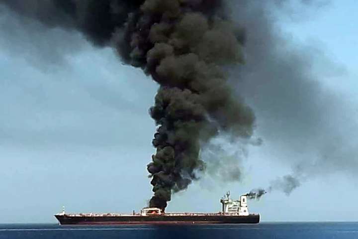 В Оманській затоці на двох танкерах сталися вибухи