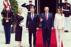Мелания Трамп в стильном наряде приняла в Белом доме президентскую чету Польши