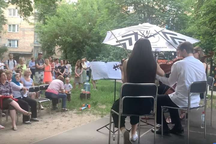 У дворах Печерська проходять концерти класичної музики (відео)