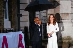 Кейт Миддлтон вышла в свет в шикарном платье и бриллиантах