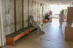 Жінка померла прямо на лавочці перед кабінетом лікаря