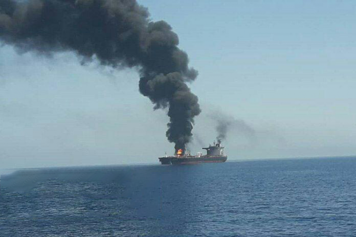 Японский танкер попал под обстрелы в Оманском заливе
