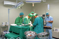 У Хмельницькому медики врятували чоловіка, який забив собі в голову два цвяхи 