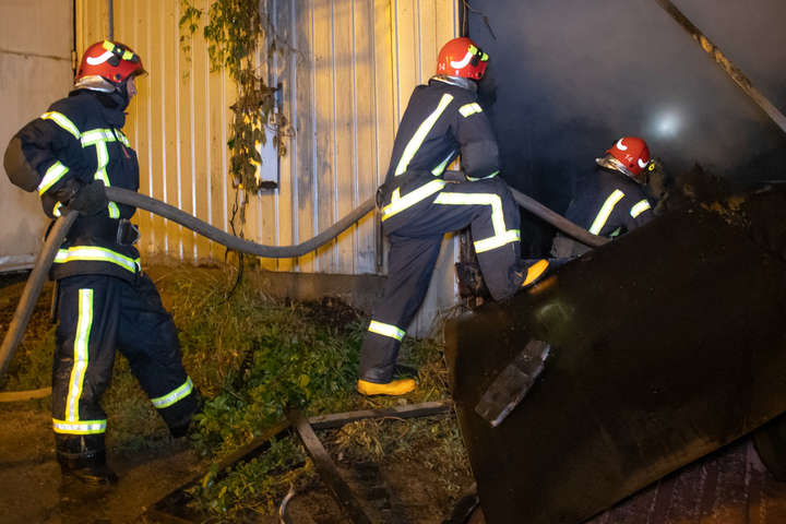 У промзоні на Подолі сталася серйозна пожежа: горіли склади (фото, відео)