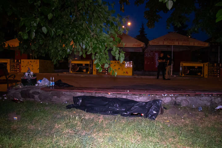 Біля станції метро «Гідропарк» помер чоловік