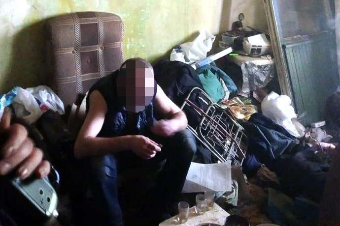 На момент візиту працівників поліції в оселі одного зі зловмисників перебувало двоє чоловіків, які вживали заборонені речовини - У Києві поліція викрила два наркопритони (фото)