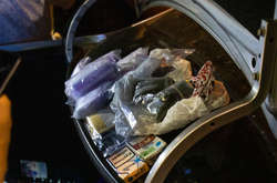 У салоні автомобіля знайдено пакети з наркотичною речовиною