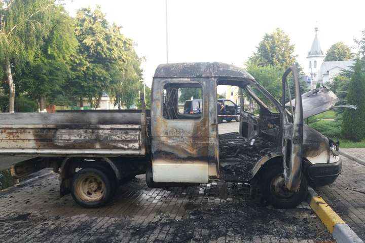 У Гостомелі під селищною радою невідомі спалили автомобіль (фото)
