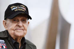 Ветеран Второй мировой войны встретился с девушкой, фотографию которой хранил 75 лет