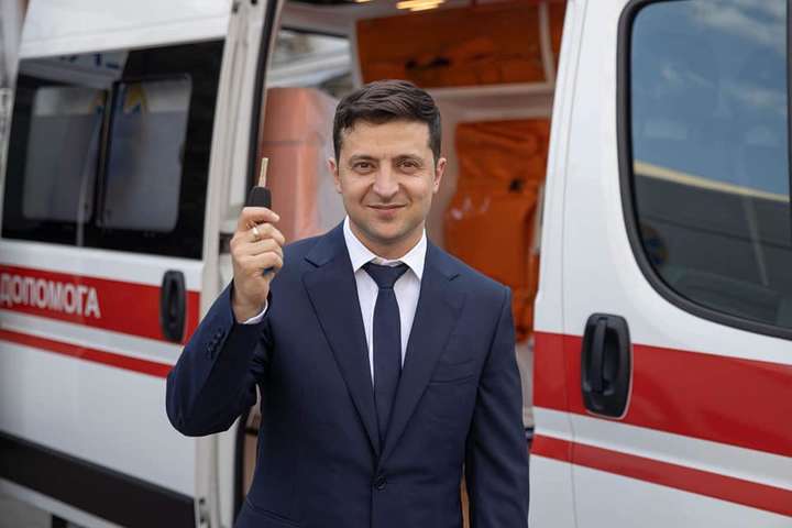 Зеленський анонсував передачу дитячим лікарням 200 нових «швидких»