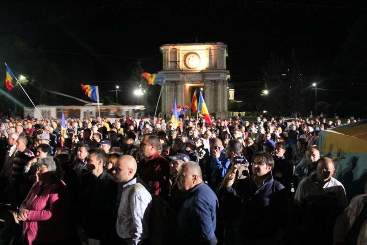 Політична криза у Молдові: українцям радять не брати участі в демонстраціях