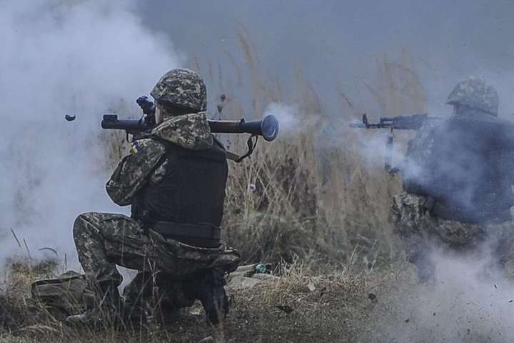Бойовики на Донбасі гатили з артилерії, одного військового поранено