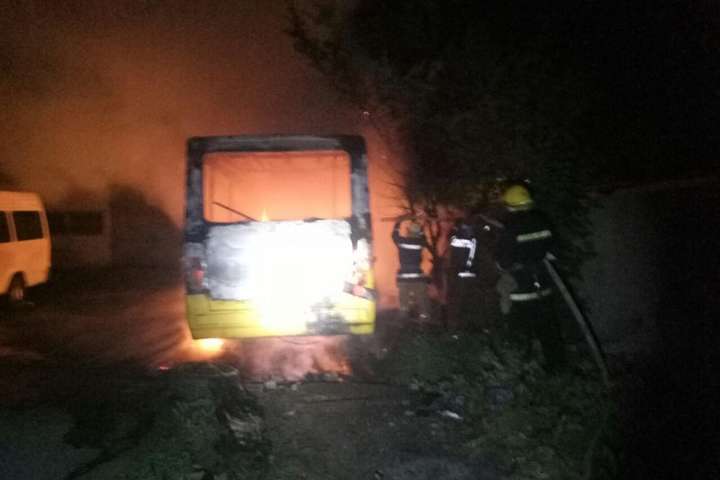 Під Києвом на стоянці згоріли 10 автобусів «Богдан»