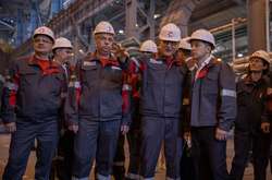 На заводі Зеленський ознайомився з обладнанням підприємства, зокрема, з роботою машини безперервного лиття заготовок № 4