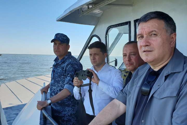 Зеленський з біноклем спостерігав, як прикордонники захищають Азовське море (відео)