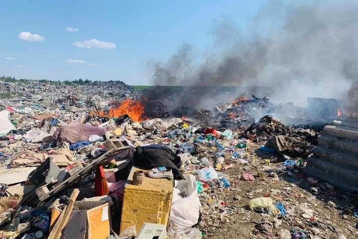 На Миколаївщині спалахнула пожежа на сміттєзвалищі
