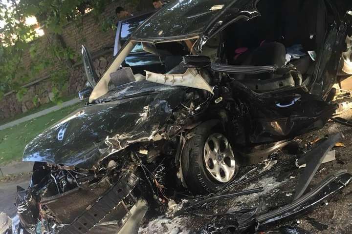 Porsche Cayenne після ДТП - В Ужгороді 21-річна водійка Porsche на зустрічній смузі протаранила Ford