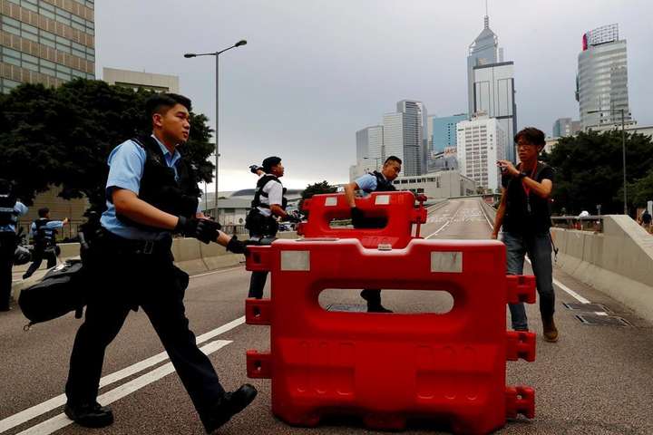Демонстранти у Гонконзі розблокували рух транспорту у центрі міста