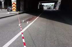 У Києві чоловік кинувся з мосту під колеса вантажівки