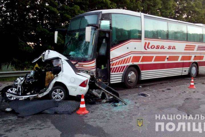 На Харківщині легковик влетів в автобус. Водій загинув у понівеченому авто