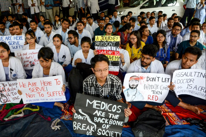 Лікарі в Індії влаштували масовий страйк проти насильства з боку пацієнтів