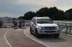 Поліція знайшла власника Mercedes, який виїхав на пішохідний «міст Кличка»