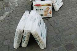 Помічник Парасюка «агітував» на окрузі дитячими підгузками