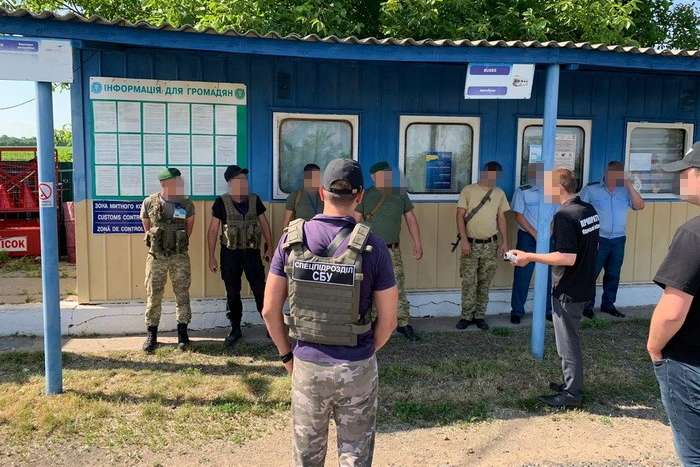 На Одещині СБУ затримала на хабарі посадовців митниці та Держприкордонслужби