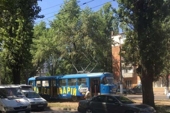 Трамвай збив чоловіка у Київському районі