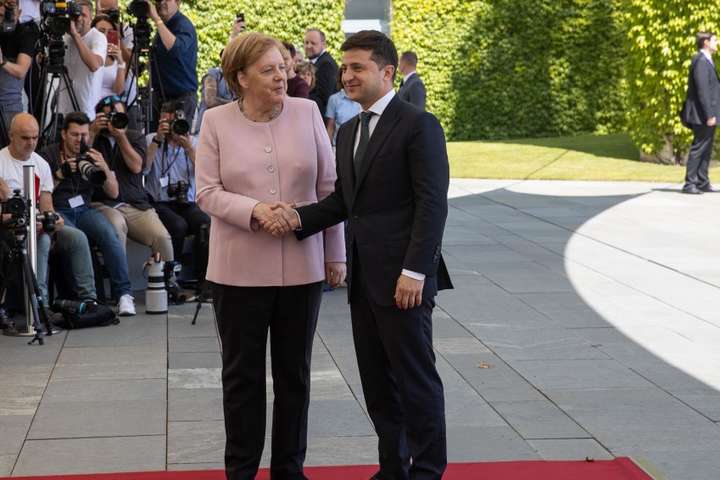 Меркель дуже тремтіла під час зустрічі з Зеленським (відео)